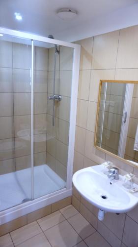 Habitación Triple del hotel Liège Strasbourg. Foto 1