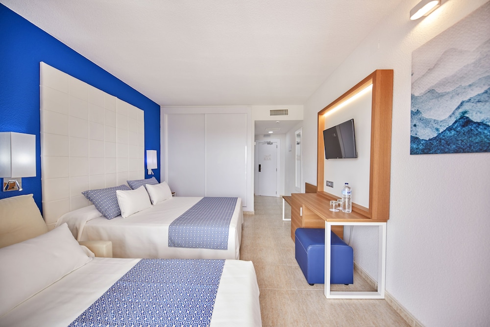Habitación triple, vistas al mar del hotel Ibersol Torremolinos Beach. Foto 1