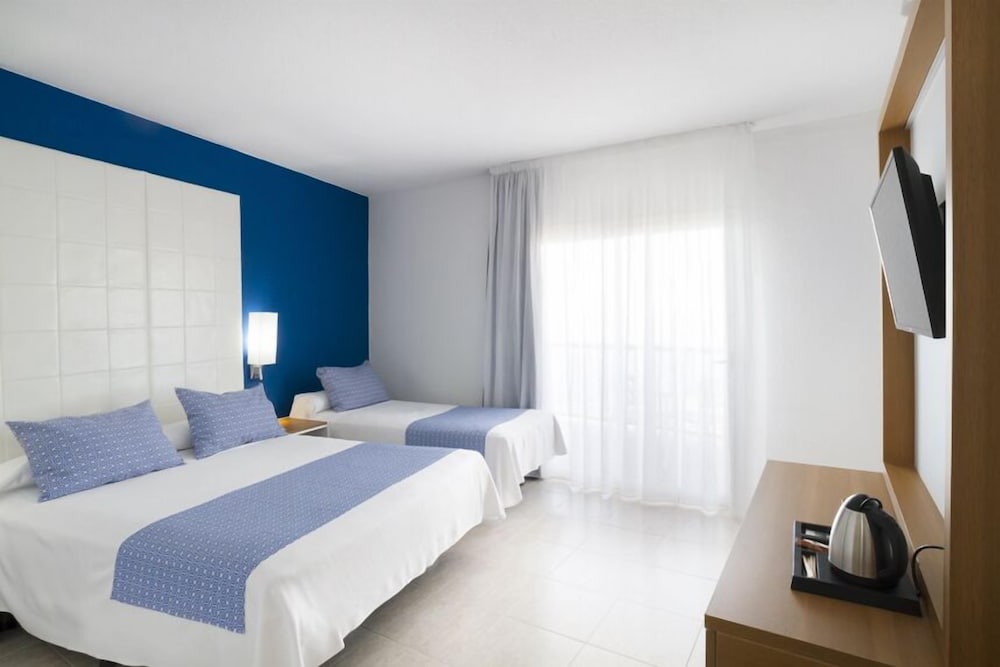 Habitación triple, vistas parciales al mar del hotel Ibersol Torremolinos Beach