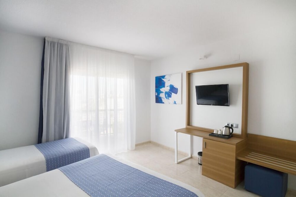 Habitación triple, vistas parciales al mar del hotel Ibersol Torremolinos Beach. Foto 2