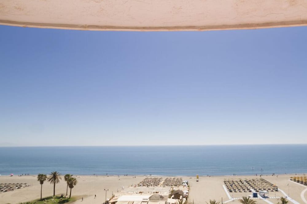 Habitación cuádruple junior, vistas al mar del hotel Ibersol Torremolinos Beach. Foto 9