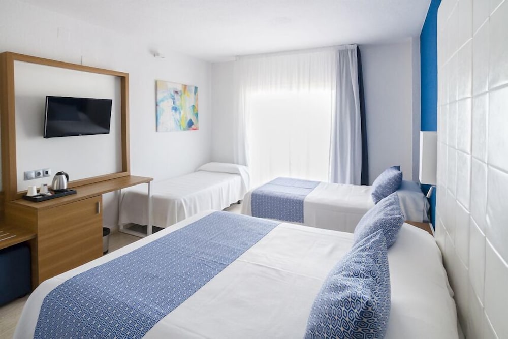 Habitación cuádruple, vistas parciales al mar (213603776) del hotel Ibersol Torremolinos Beach. Foto 1