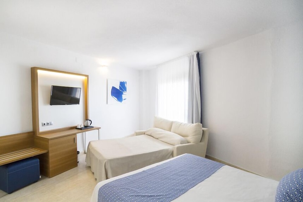 Habitación cuádruple familiar, vistas al mar del hotel Ibersol Torremolinos Beach. Foto 1