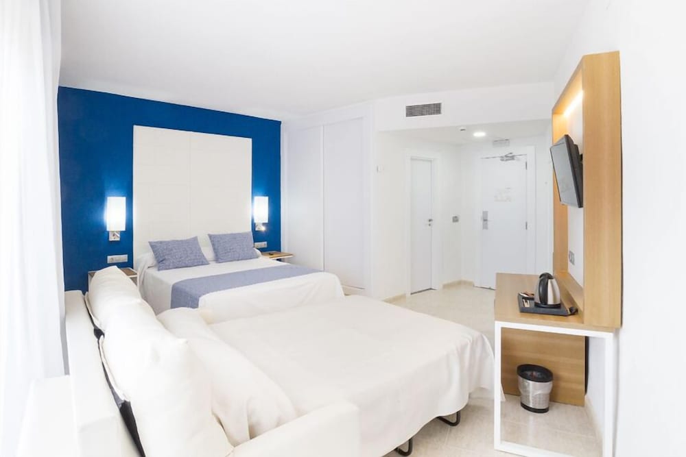 Habitación cuádruple familiar, vistas al mar del hotel Ibersol Torremolinos Beach. Foto 2
