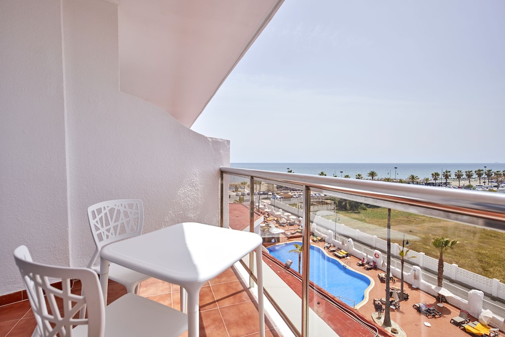 Habitación cuádruple familiar, vistas al mar del hotel Ibersol Torremolinos Beach. Foto 7
