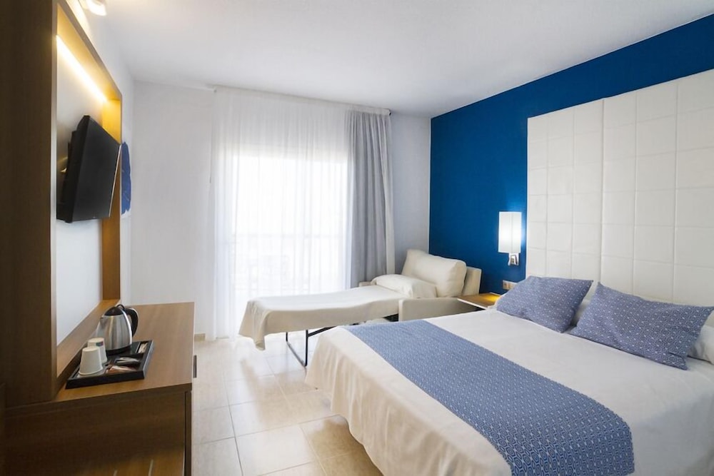 Habitación triple familiar, vistas parciales al mar del hotel Ibersol Torremolinos Beach