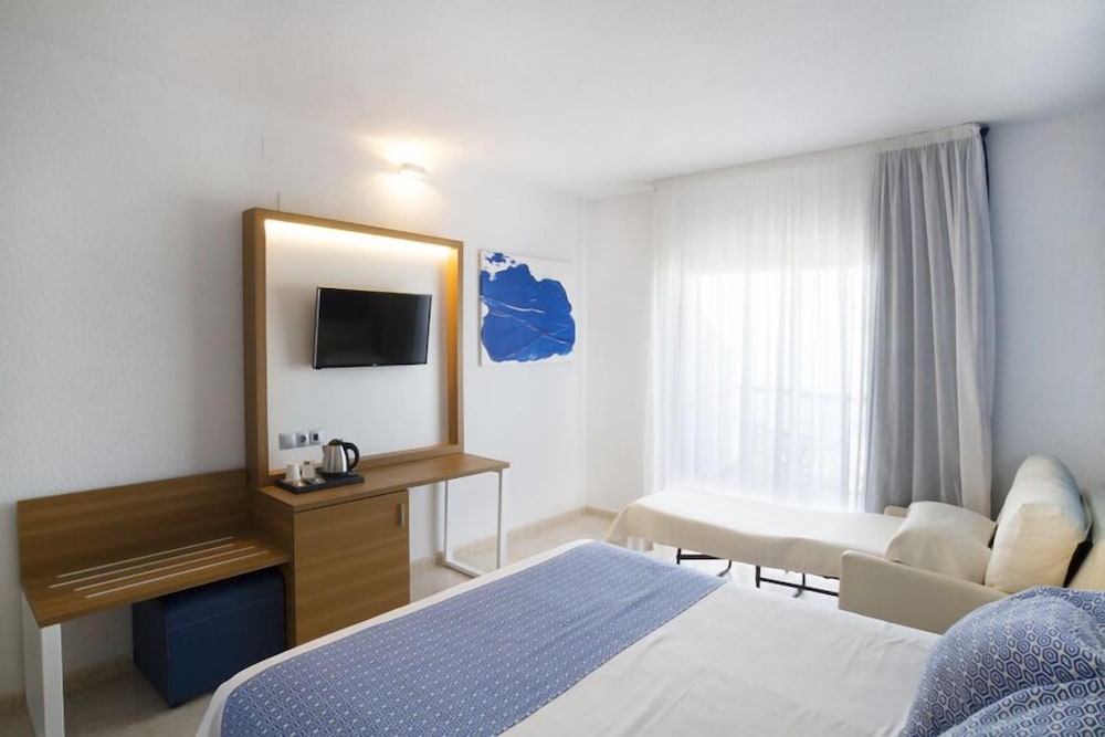 Habitación triple familiar, vistas parciales al mar del hotel Ibersol Torremolinos Beach. Foto 1