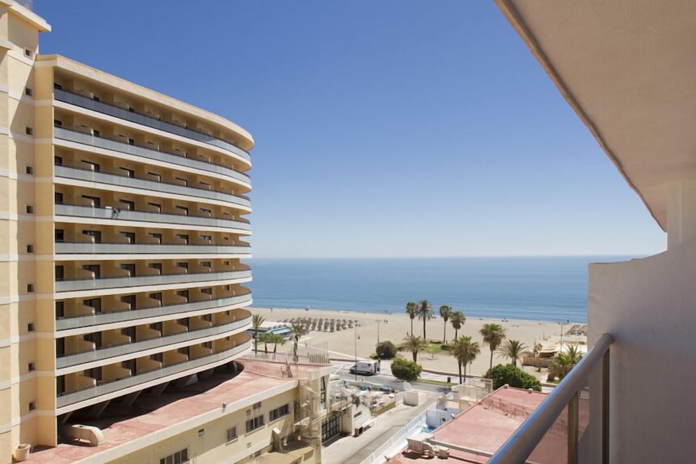 Habitación triple familiar, vistas parciales al mar del hotel Ibersol Torremolinos Beach. Foto 2