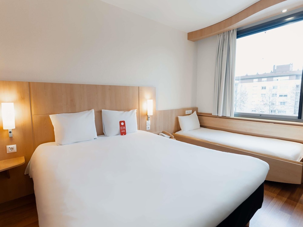 Habitación familiar (1 Double Bed and Extra Bed) del hotel Ibis Barcelona Mollet. Foto 1