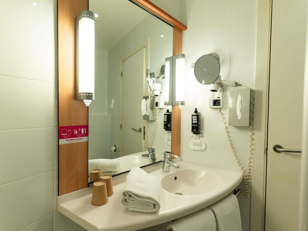 Habitación Confort doble del hotel Ibis Barcelona Mollet. Foto 3