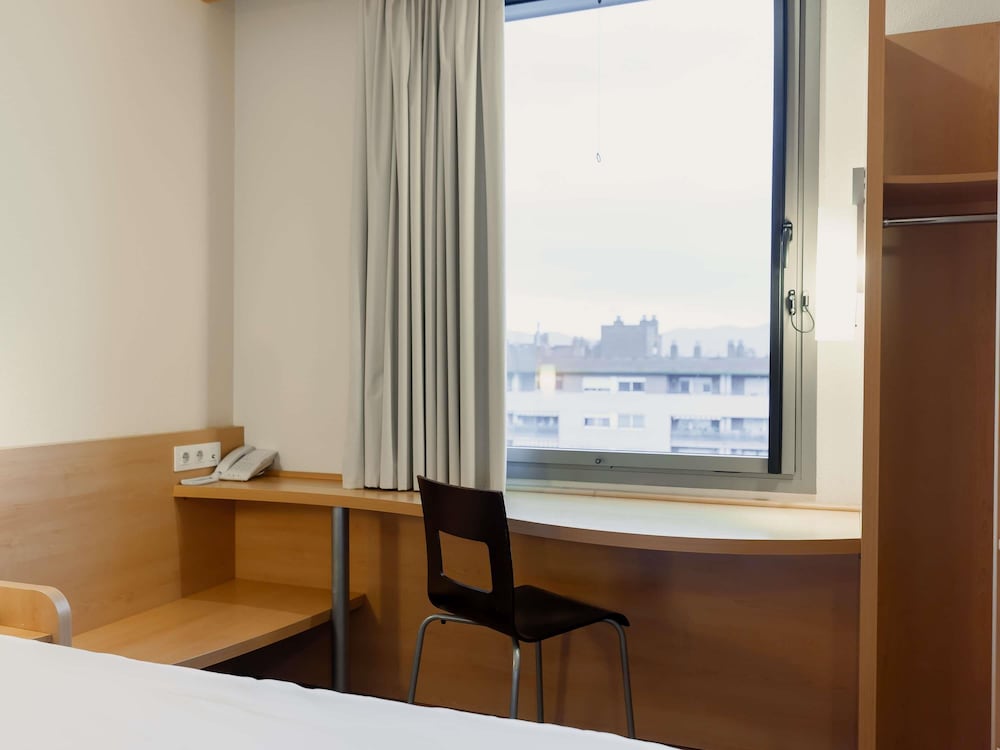 Habitación con 2 camas individuales, 2 camas individuales del hotel Ibis Barcelona Mollet. Foto 2