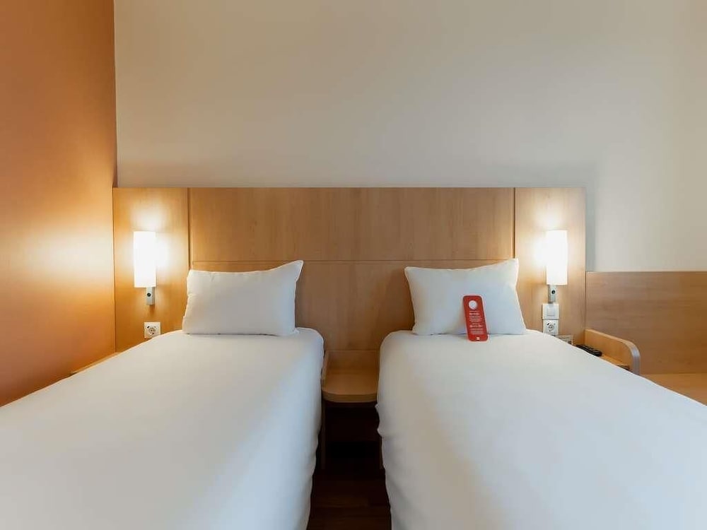 Habitación con 2 camas individuales, 2 camas individuales del hotel Ibis Barcelona Mollet. Foto 3