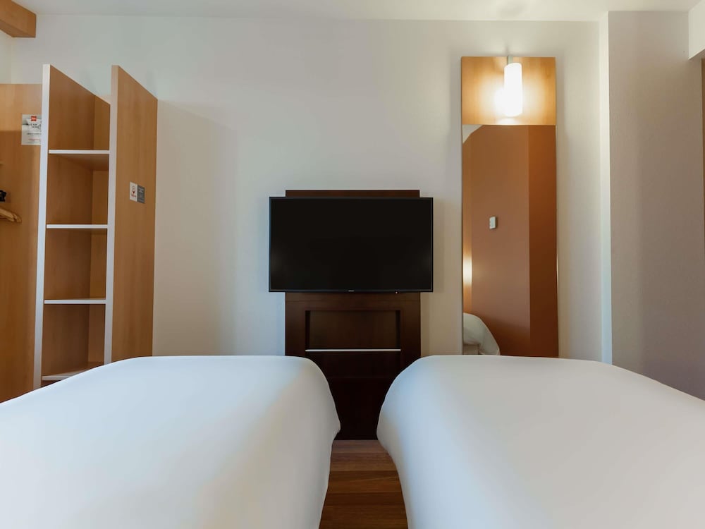 Habitación con 2 camas individuales, 2 camas individuales del hotel Ibis Barcelona Mollet. Foto 5