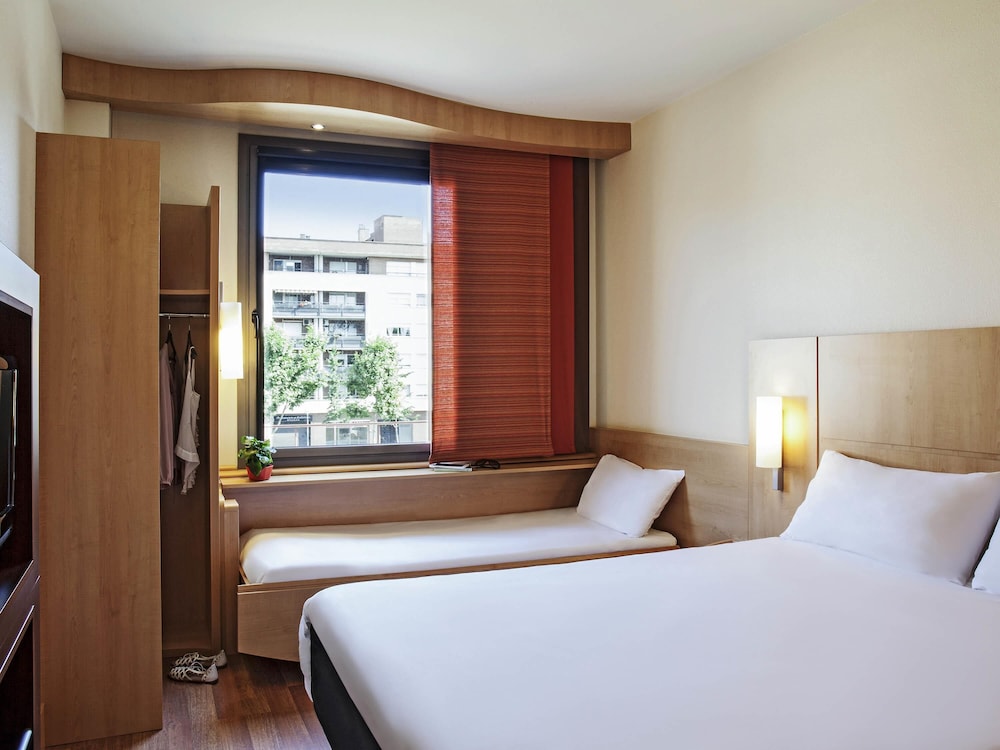 Habitación familiar (1 Double Bed and Extra Bed) del hotel Ibis Barcelona Mollet. Foto 2