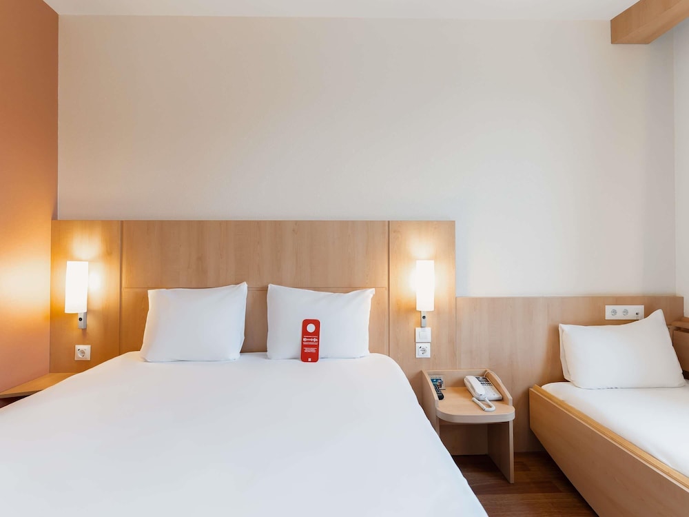 Habitación familiar (1 Double Bed and Extra Bed) del hotel Ibis Barcelona Mollet. Foto 3