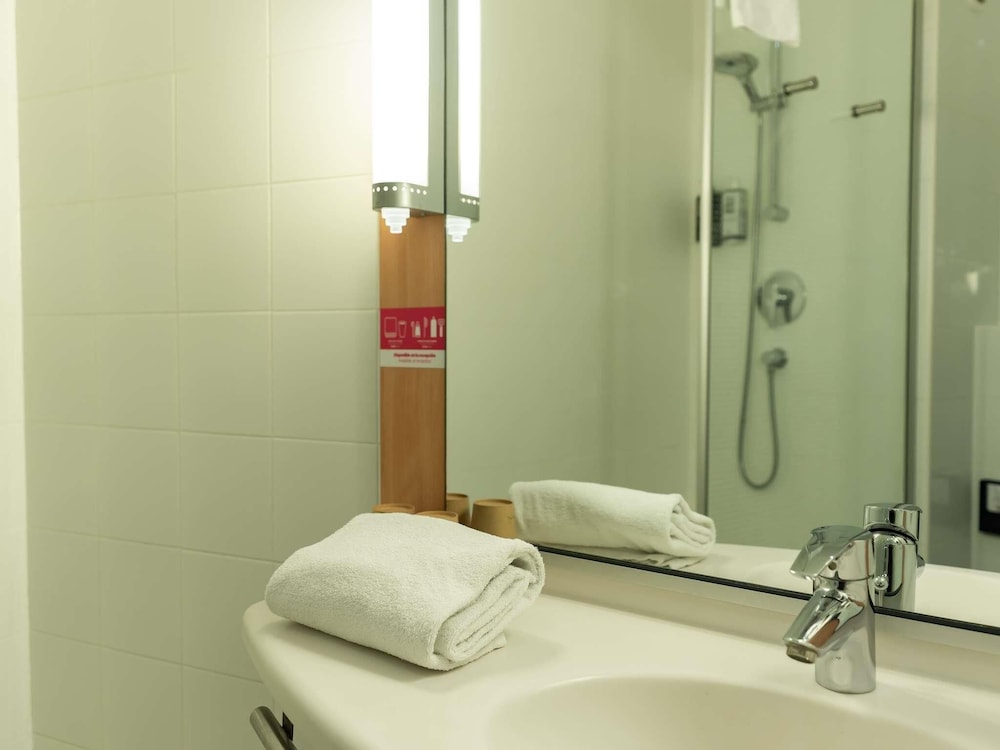 Habitación Confort doble del hotel Ibis Barcelona Mollet. Foto 5