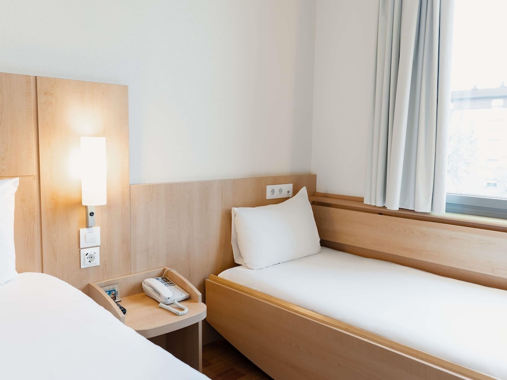 Habitación familiar (1 Double Bed and Extra Bed) del hotel Ibis Barcelona Mollet. Foto 1