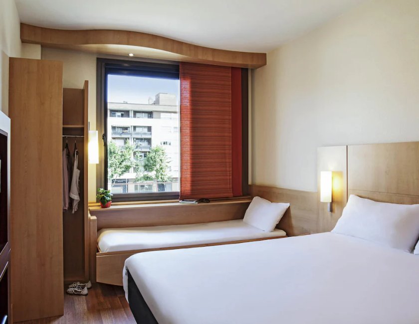 Habitación familiar (1 Double Bed and Extra Bed) del hotel Ibis Barcelona Mollet. Foto 4
