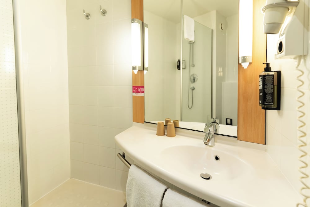 Habitación con 2 camas individuales, 2 camas individuales del hotel Ibis Barcelona Mollet. Foto 10