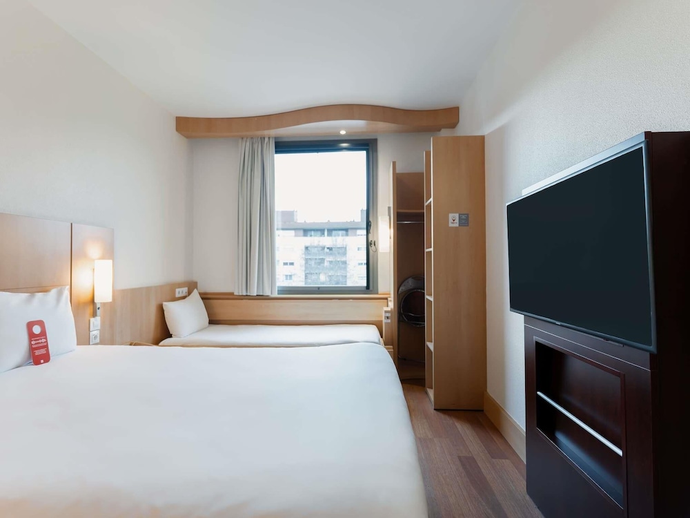 Habitación familiar (1 Double Bed and Extra Bed) del hotel Ibis Barcelona Mollet. Foto 7