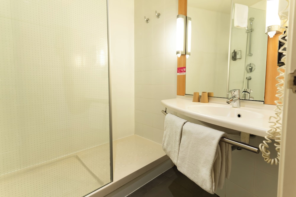 Habitación familiar (1 Double Bed and Extra Bed) del hotel Ibis Barcelona Mollet. Foto 11