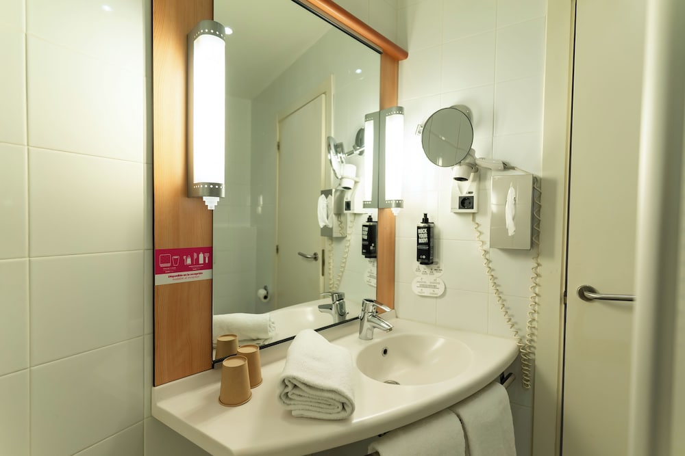 Habitación Confort doble del hotel Ibis Barcelona Mollet. Foto 9