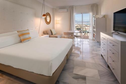Habitación Superior con vistas al mar del hotel Sol Málaga Guadalmar. Foto 1