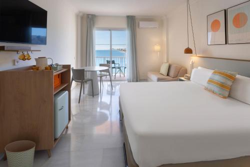 Habitación Sol con vistas frontales al mar del hotel Sol Málaga Guadalmar. Foto 4