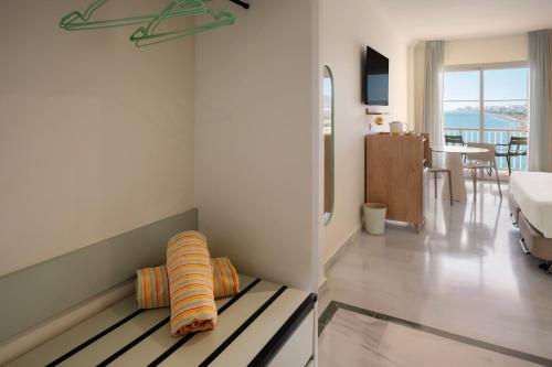 Habitación Sol con vistas frontales al mar del hotel Sol Málaga Guadalmar. Foto 5
