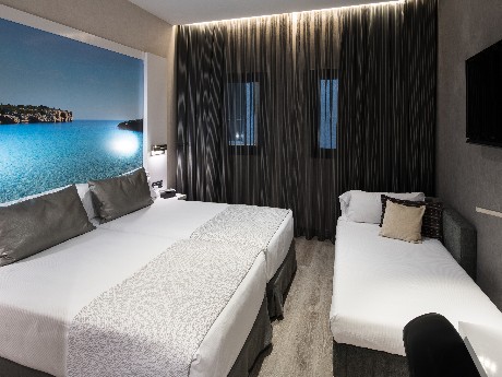 Habitación triple del hotel Catalonia Gran Vía Bcn. Foto 2