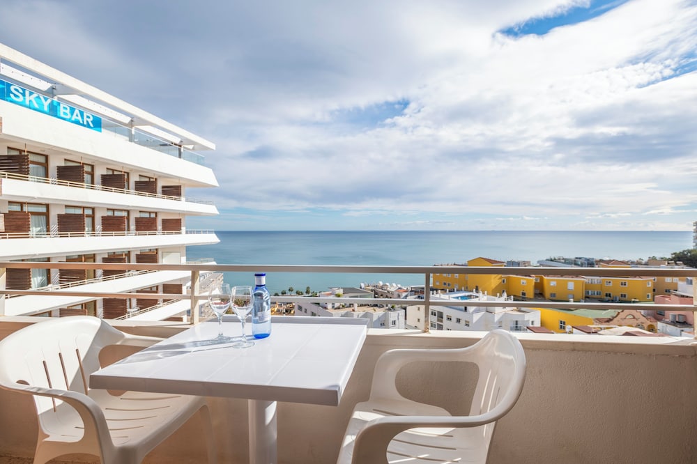 Habitación Deluxe, vistas al mar del hotel Leonardo Hotels Gran Cervantes. Foto 6
