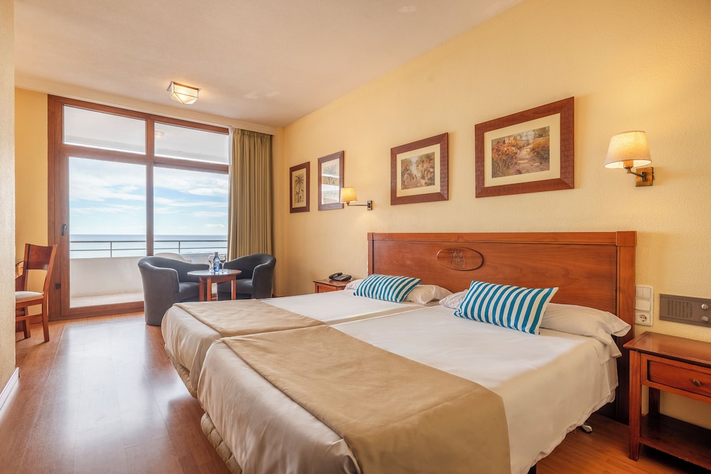 Habitación familiar, vistas al mar del hotel Leonardo Hotels Gran Cervantes. Foto 1
