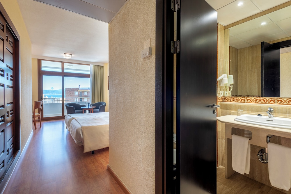 Habitación superior (Side Sea View) del hotel Leonardo Hotels Gran Cervantes. Foto 4