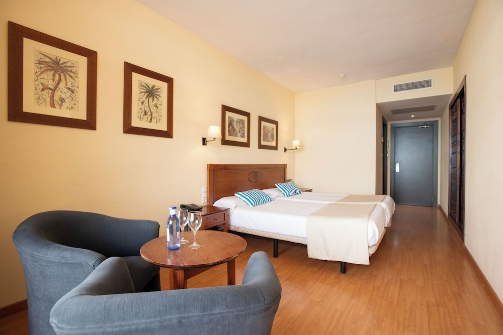 Habitación familiar del hotel Leonardo Hotels Gran Cervantes. Foto 2