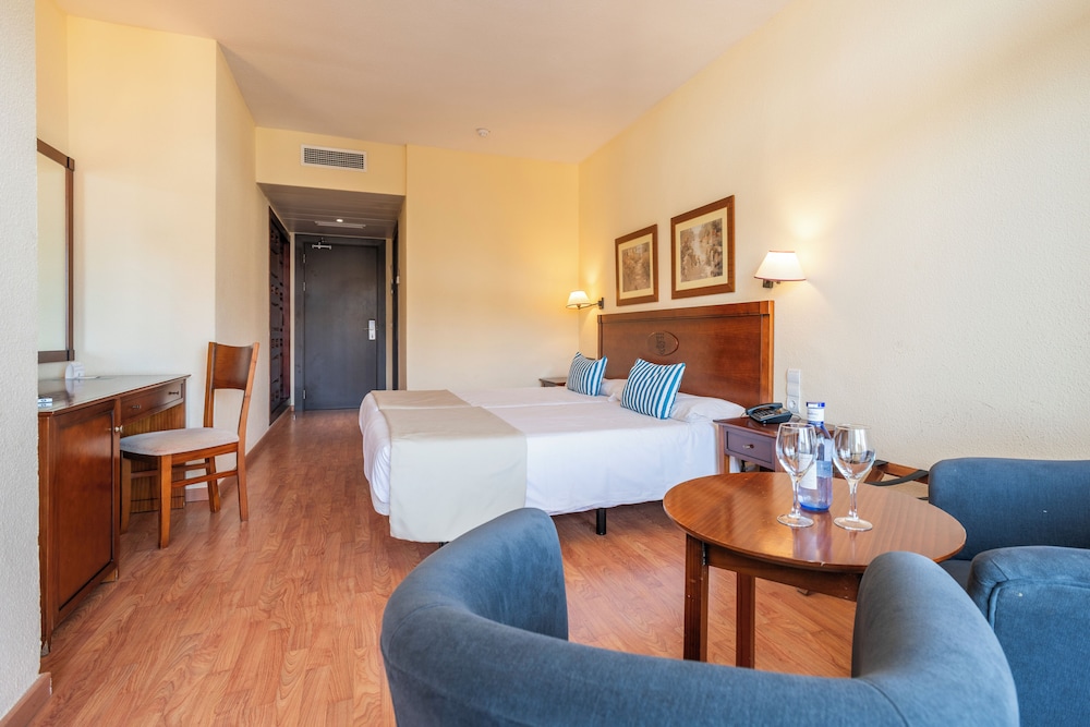 Habitación familiar del hotel Leonardo Hotels Gran Cervantes. Foto 3