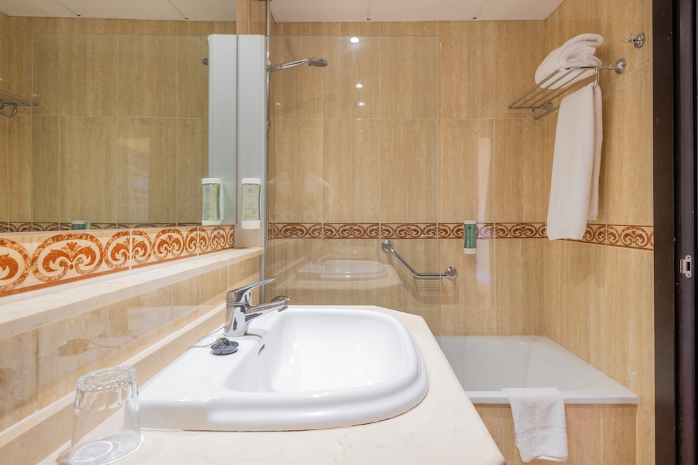 Habitación familiar del hotel Leonardo Hotels Gran Cervantes. Foto 8
