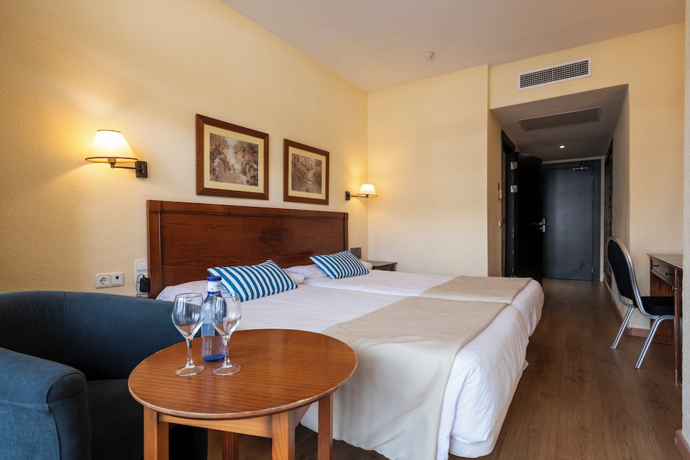 Habitación Económica del hotel Leonardo Torremolinos Costa Del Sol. Foto 5