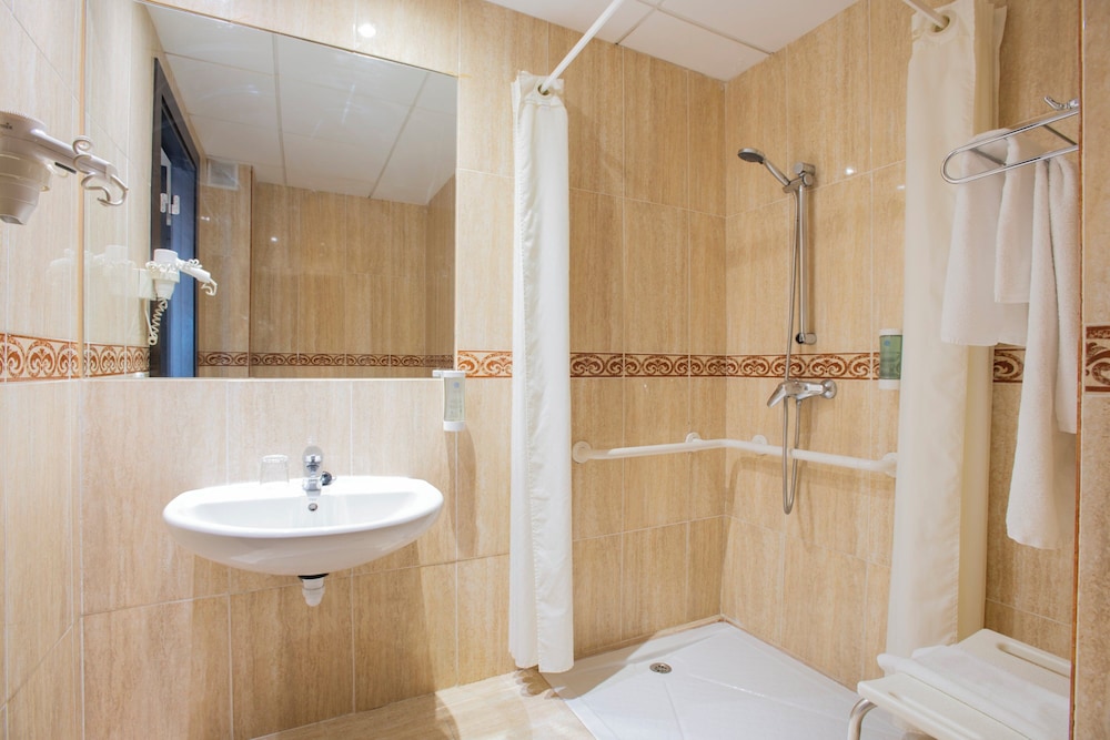 Habitación Económica del hotel Leonardo Torremolinos Costa Del Sol. Foto 9