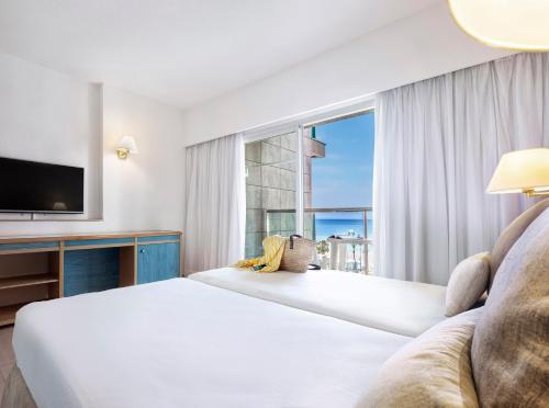 Habitación Sol con vistas laterales al mar del hotel Sol Principe. Foto 1