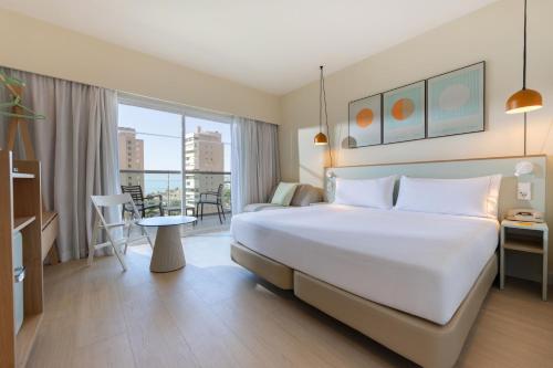 Habitación Superior con vistas laterales al mar del hotel Sol Principe