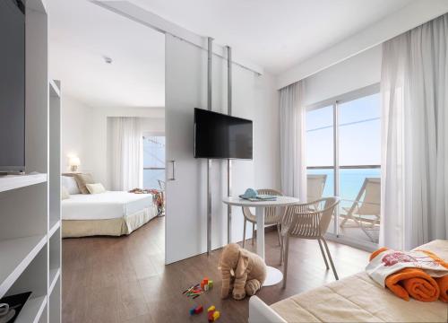 Suite Junior Sol con vistas frontales al mar del hotel Sol Principe. Foto 1