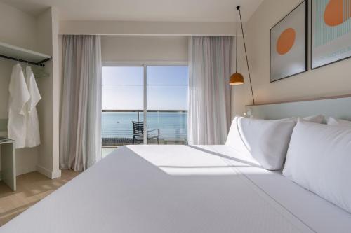 Suite Sol con vistas frontales al mar del hotel Sol Principe. Foto 1