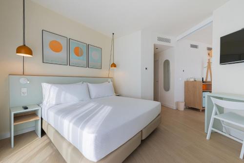 Suite Sol con vistas frontales al mar del hotel Sol Principe. Foto 4