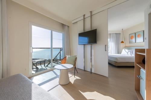 Suite Sol con vistas frontales al mar del hotel Sol Principe. Foto 3