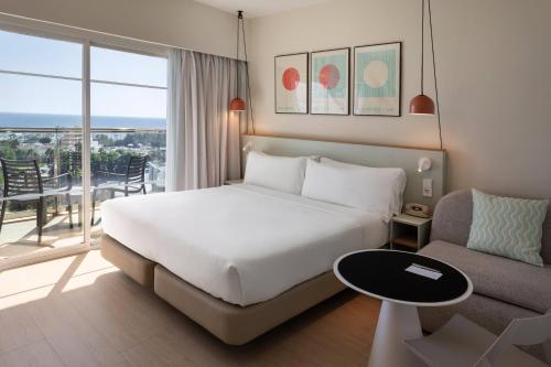 Habitación Superior con vistas laterales al mar del hotel Sol Principe. Foto 4