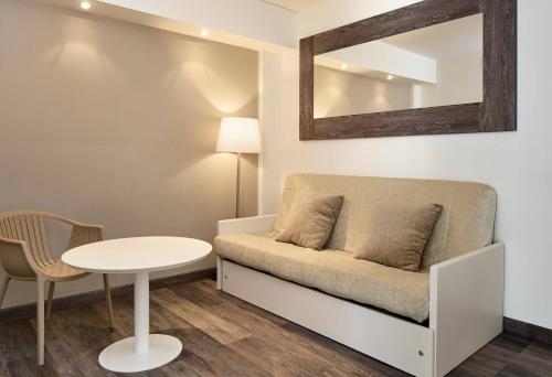 Suite 1 Cama king Vista jardín o piscina Familiar Normal del hotel Sol Principe. Foto 4