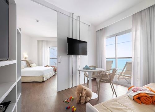 Suite Junior Sol con vistas frontales al mar del hotel Sol Principe. Foto 2