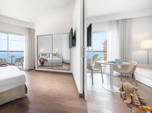 Suite Junior Sol con vistas frontales al mar del hotel Sol Principe. Foto 4