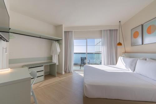 Suite Sol con vistas frontales al mar del hotel Sol Principe. Foto 2
