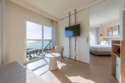 Suite Sol con vistas frontales al mar del hotel Sol Principe. Foto 4